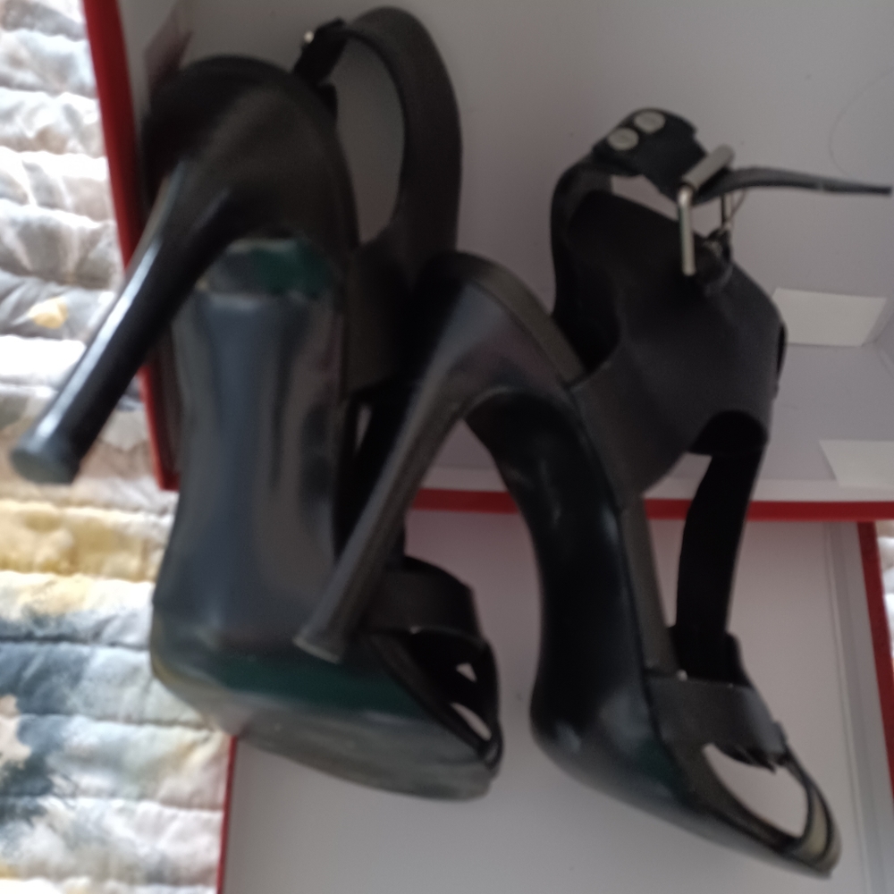 Shoes - Picture 3 of 9